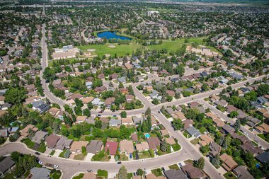 Saskatoon 'da Lakeview üzerinde süzülen bu kuş bakışı görüntüler mahalleleri, sakin suları, yeşil parkları ve Saskatchewan' ın dingin ritmini büyütür.