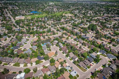 Saskatoon 'da Lakeview üzerinde süzülen bu kuş bakışı görüntüler mahalleleri, sakin suları, yeşil parkları ve Saskatchewan' ın dingin ritmini büyütür.