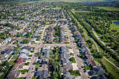Saskatoon 'daki Silverspring üzerindeki hava yolculuğu, banliyö yaşamının ahenkli bir karışımını, yeşil alanları ve Saskatchewans arazilerinin belirgin cazibesini gözler önüne seriyor..