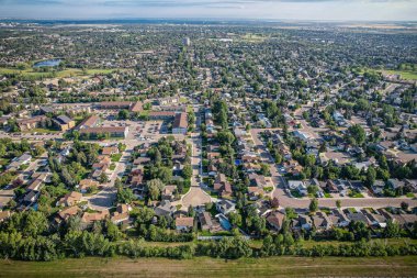 Saskatoon 'da Lakeview üzerinde süzülen bu kuş bakışı görüntüler mahalleleri, sakin suları, yeşil parkları ve Saskatchewan' ın dingin ritmini büyütür.