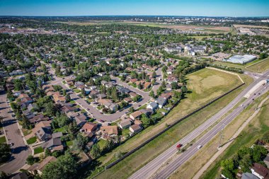 Saskatoon 'daki Silverspring üzerindeki hava yolculuğu, banliyö yaşamının ahenkli bir karışımını, yeşil alanları ve Saskatchewans arazilerinin belirgin cazibesini gözler önüne seriyor..