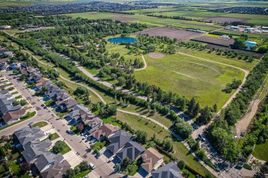 Saskatoon 'daki Silverspring üzerindeki hava yolculuğu, banliyö yaşamının ahenkli bir karışımını, yeşil alanları ve Saskatchewans arazilerinin belirgin cazibesini gözler önüne seriyor..