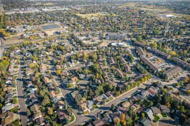 Saskatoon 'da Lakeview üzerinde süzülen bu kuş bakışı görüntüler mahalleleri, sakin suları, yeşil parkları ve Saskatchewan' ın dingin ritmini büyütür.