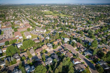 Saskatoon 'da Lakeview üzerinde süzülen bu kuş bakışı görüntüler mahalleleri, sakin suları, yeşil parkları ve Saskatchewan' ın dingin ritmini büyütür.