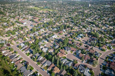 Saskatoon 'da Lakeview üzerinde süzülen bu kuş bakışı görüntüler mahalleleri, sakin suları, yeşil parkları ve Saskatchewan' ın dingin ritmini büyütür.