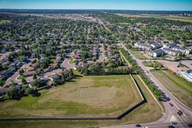 Saskatoon 'daki Silverspring üzerindeki hava yolculuğu, banliyö yaşamının ahenkli bir karışımını, yeşil alanları ve Saskatchewans arazilerinin belirgin cazibesini gözler önüne seriyor..