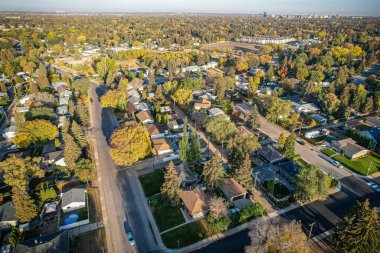 Saskatoon 'da Lakeview üzerinde süzülen bu kuş bakışı görüntüler mahalleleri, sakin suları, yeşil parkları ve Saskatchewan' ın dingin ritmini büyütür.