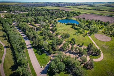 Saskatoon 'daki Silverspring üzerindeki hava yolculuğu, banliyö yaşamının ahenkli bir karışımını, yeşil alanları ve Saskatchewans arazilerinin belirgin cazibesini gözler önüne seriyor..