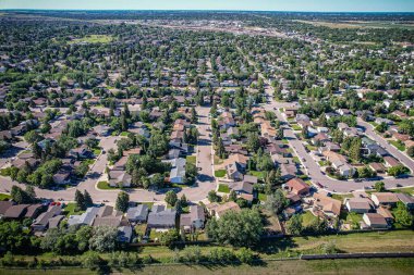 Saskatoon 'daki Silverspring üzerindeki hava yolculuğu, banliyö yaşamının ahenkli bir karışımını, yeşil alanları ve Saskatchewans arazilerinin belirgin cazibesini gözler önüne seriyor..
