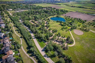 Saskatoon 'daki Silverspring üzerindeki hava yolculuğu, banliyö yaşamının ahenkli bir karışımını, yeşil alanları ve Saskatchewans arazilerinin belirgin cazibesini gözler önüne seriyor..