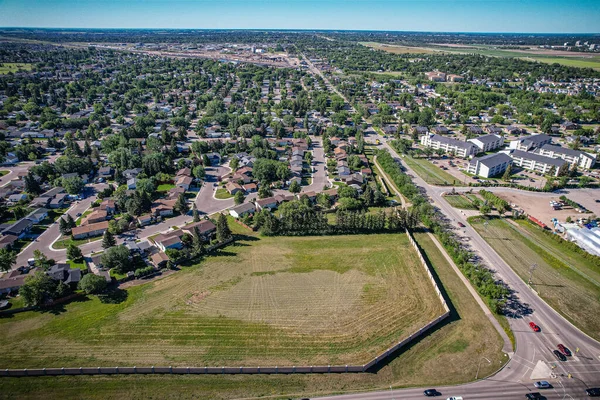 Saskatoon 'daki Silverspring üzerindeki hava yolculuğu, banliyö yaşamının ahenkli bir karışımını, yeşil alanları ve Saskatchewans arazilerinin belirgin cazibesini gözler önüne seriyor..