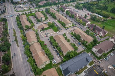 Saskatchewan 'daki Wildwood' da kuş gözü gezisi, Saskatchewan 'ın geniş güzelliğinin çerçevelediği sakin yerleşim yerlerini gözler önüne seriyor..