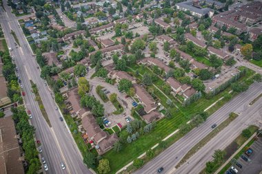 Saskatchewan 'daki Wildwood' da kuş gözü gezisi, Saskatchewan 'ın geniş güzelliğinin çerçevelediği sakin yerleşim yerlerini gözler önüne seriyor..