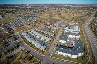 Saskatchewan 'daki Wildwood' da kuş gözü gezisi, Saskatchewan 'ın geniş güzelliğinin çerçevelediği sakin yerleşim yerlerini gözler önüne seriyor..