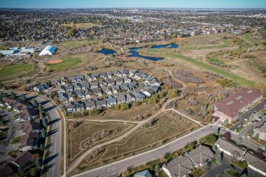 Saskatchewan 'daki Wildwood' da kuş gözü gezisi, Saskatchewan 'ın geniş güzelliğinin çerçevelediği sakin yerleşim yerlerini gözler önüne seriyor..