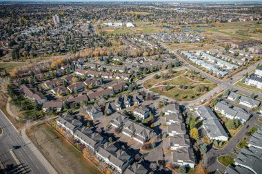 Saskatchewan 'daki Wildwood' da kuş gözü gezisi, Saskatchewan 'ın geniş güzelliğinin çerçevelediği sakin yerleşim yerlerini gözler önüne seriyor..