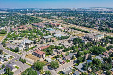 Saskatchewanlar tarafından kucaklanan Saskatchewanlar, Saskatoon 'daki Eastview Mahallesi' nin hava gösterisi, kendine özgü şehir düzenlerini ve dingin alanlarını gözler önüne seriyor.
