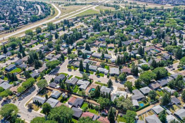 Saskatchewanlar tarafından kucaklanan Saskatchewanlar, Saskatoon 'daki Eastview Mahallesi' nin hava gösterisi, kendine özgü şehir düzenlerini ve dingin alanlarını gözler önüne seriyor.