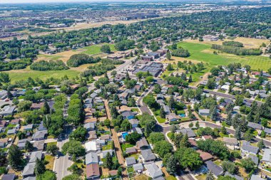 Saskatchewanlar tarafından kucaklanan Saskatchewanlar, Saskatoon 'daki Eastview Mahallesi' nin hava gösterisi, kendine özgü şehir düzenlerini ve dingin alanlarını gözler önüne seriyor.