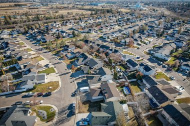 Saskatoon 'daki Gümüş Pınar Mahallesi' nin hava perspektifi Saskatchewanların kucaklayıcı kollarına yerleştirilmiş sakin yerleşim düzenlerini gözler önüne seriyor.