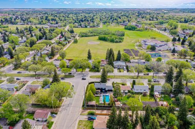 Saskatchewanlar tarafından kucaklanan Saskatchewanlar, Saskatoon 'daki Eastview Mahallesi' nin hava gösterisi, kendine özgü şehir düzenlerini ve dingin alanlarını gözler önüne seriyor.