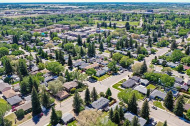 Saskatoon 'da Avalon' un üzerinde süzülen bu hava görüntüsü, Saskatchewanlar 'ın manzaralı kucaklamalarındaki büyüleyici evlerin ve yemyeşil alanların ahenkli bir karışımını gözler önüne seriyor.