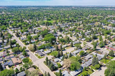 Saskatoon 'da Avalon' un üzerinde süzülen bu hava görüntüsü, Saskatchewanlar 'ın manzaralı kucaklamalarındaki büyüleyici evlerin ve yemyeşil alanların ahenkli bir karışımını gözler önüne seriyor.