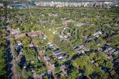 Saskatoon 'daki Grosvenor Parkı' nın üzerinde süzülen bu gökyüzü, ağaçlarla kaplı sokakların ve Saskatchewanlar 'ın uçsuz bucaksız gökyüzüne karşı mimari ihtişamın ahenkli bir karışımını gözler önüne seriyor..