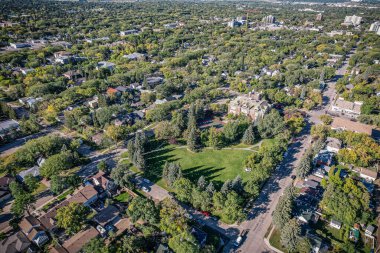 Saskatoon 'daki Grosvenor Parkı' nın üzerinde süzülen bu gökyüzü, ağaçlarla kaplı sokakların ve Saskatchewanlar 'ın uçsuz bucaksız gökyüzüne karşı mimari ihtişamın ahenkli bir karışımını gözler önüne seriyor..