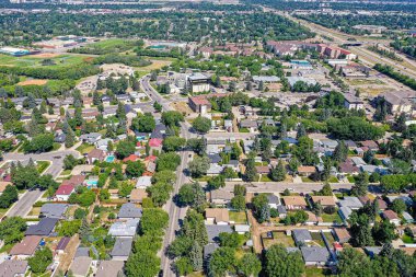 Saskatchewanlar tarafından kucaklanan Saskatchewanlar, Saskatoon 'daki Eastview Mahallesi' nin hava gösterisi, kendine özgü şehir düzenlerini ve dingin alanlarını gözler önüne seriyor.