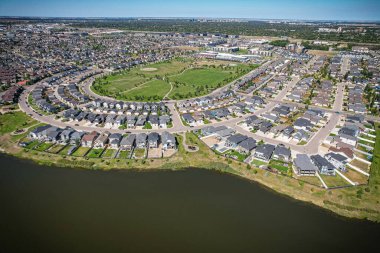 Saskatoon 'daki Stonebridge' in büyüleyici görüntüsü modern mimari ve Saskatchewan 'ın yemyeşil çevrelerinin ahenkli karışımını vurguluyor..