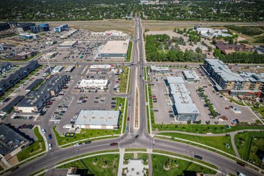 Saskatoon 'daki Stonebridge' in büyüleyici görüntüsü modern mimari ve Saskatchewan 'ın yemyeşil çevrelerinin ahenkli karışımını vurguluyor..