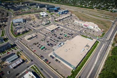 Saskatoon 'daki Stonebridge' in büyüleyici görüntüsü modern mimari ve Saskatchewan 'ın yemyeşil çevrelerinin ahenkli karışımını vurguluyor..