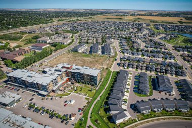 Saskatoon 'daki Stonebridge' in büyüleyici görüntüsü modern mimari ve Saskatchewan 'ın yemyeşil çevrelerinin ahenkli karışımını vurguluyor..