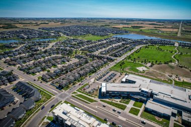 Saskatoon 'daki Stonebridge' in büyüleyici görüntüsü modern mimari ve Saskatchewan 'ın yemyeşil çevrelerinin ahenkli karışımını vurguluyor..