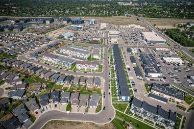 Saskatoon 'daki Stonebridge' in büyüleyici görüntüsü modern mimari ve Saskatchewan 'ın yemyeşil çevrelerinin ahenkli karışımını vurguluyor..