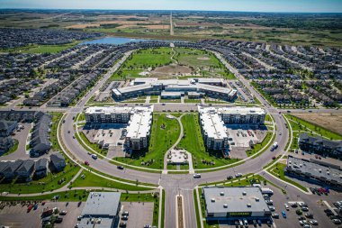 Saskatoon 'daki Stonebridge' in büyüleyici görüntüsü modern mimari ve Saskatchewan 'ın yemyeşil çevrelerinin ahenkli karışımını vurguluyor..