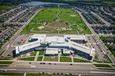 Saskatoon 'daki Stonebridge' in büyüleyici görüntüsü modern mimari ve Saskatchewan 'ın yemyeşil çevrelerinin ahenkli karışımını vurguluyor..