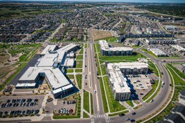 Saskatoon 'daki Stonebridge' in büyüleyici görüntüsü modern mimari ve Saskatchewan 'ın yemyeşil çevrelerinin ahenkli karışımını vurguluyor..