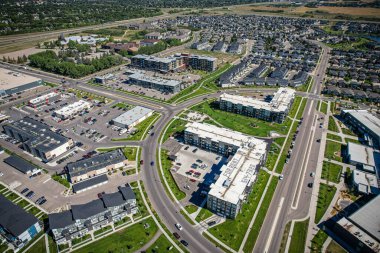 Saskatoon 'daki Stonebridge' in büyüleyici görüntüsü modern mimari ve Saskatchewan 'ın yemyeşil çevrelerinin ahenkli karışımını vurguluyor..