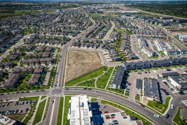 Saskatoon 'daki Stonebridge' in büyüleyici görüntüsü modern mimari ve Saskatchewan 'ın yemyeşil çevrelerinin ahenkli karışımını vurguluyor..