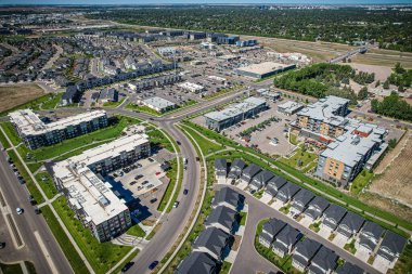 Saskatoon 'daki Stonebridge' in büyüleyici görüntüsü modern mimari ve Saskatchewan 'ın yemyeşil çevrelerinin ahenkli karışımını vurguluyor..