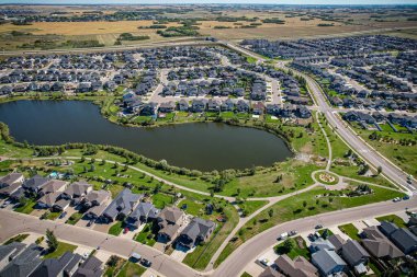 Saskatoon 'daki Stonebridge' in büyüleyici görüntüsü modern mimari ve Saskatchewan 'ın yemyeşil çevrelerinin ahenkli karışımını vurguluyor..