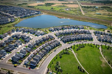Saskatoon 'daki Stonebridge' in büyüleyici görüntüsü modern mimari ve Saskatchewan 'ın yemyeşil çevrelerinin ahenkli karışımını vurguluyor..