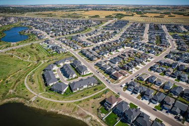 Saskatoon 'daki Stonebridge' in büyüleyici görüntüsü modern mimari ve Saskatchewan 'ın yemyeşil çevrelerinin ahenkli karışımını vurguluyor..