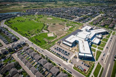 Saskatoon 'daki Stonebridge' in büyüleyici görüntüsü modern mimari ve Saskatchewan 'ın yemyeşil çevrelerinin ahenkli karışımını vurguluyor..