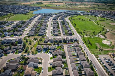 Saskatoon 'daki Stonebridge' in büyüleyici görüntüsü modern mimari ve Saskatchewan 'ın yemyeşil çevrelerinin ahenkli karışımını vurguluyor..