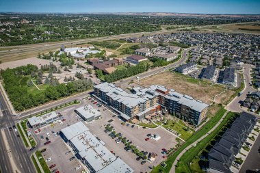 Saskatoon 'daki Stonebridge' in büyüleyici görüntüsü modern mimari ve Saskatchewan 'ın yemyeşil çevrelerinin ahenkli karışımını vurguluyor..