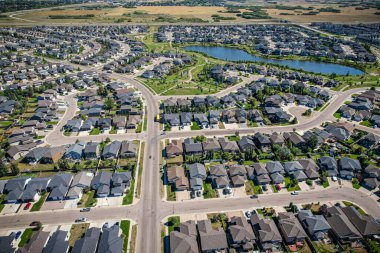 Saskatoon 'daki Stonebridge' in büyüleyici görüntüsü modern mimari ve Saskatchewan 'ın yemyeşil çevrelerinin ahenkli karışımını vurguluyor..