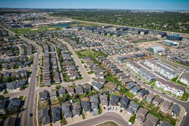 Saskatoon 'daki Stonebridge' in büyüleyici görüntüsü modern mimari ve Saskatchewan 'ın yemyeşil çevrelerinin ahenkli karışımını vurguluyor..